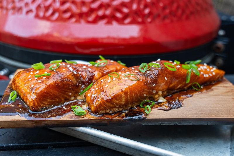 Teriyaki zalm op cederhout van de BBQ-image